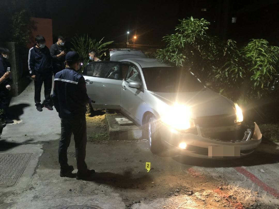 影／彰化市區暗夜傳槍響　竊盜通緝犯開車衝撞拒捕 - https://www.watchmedia01.com