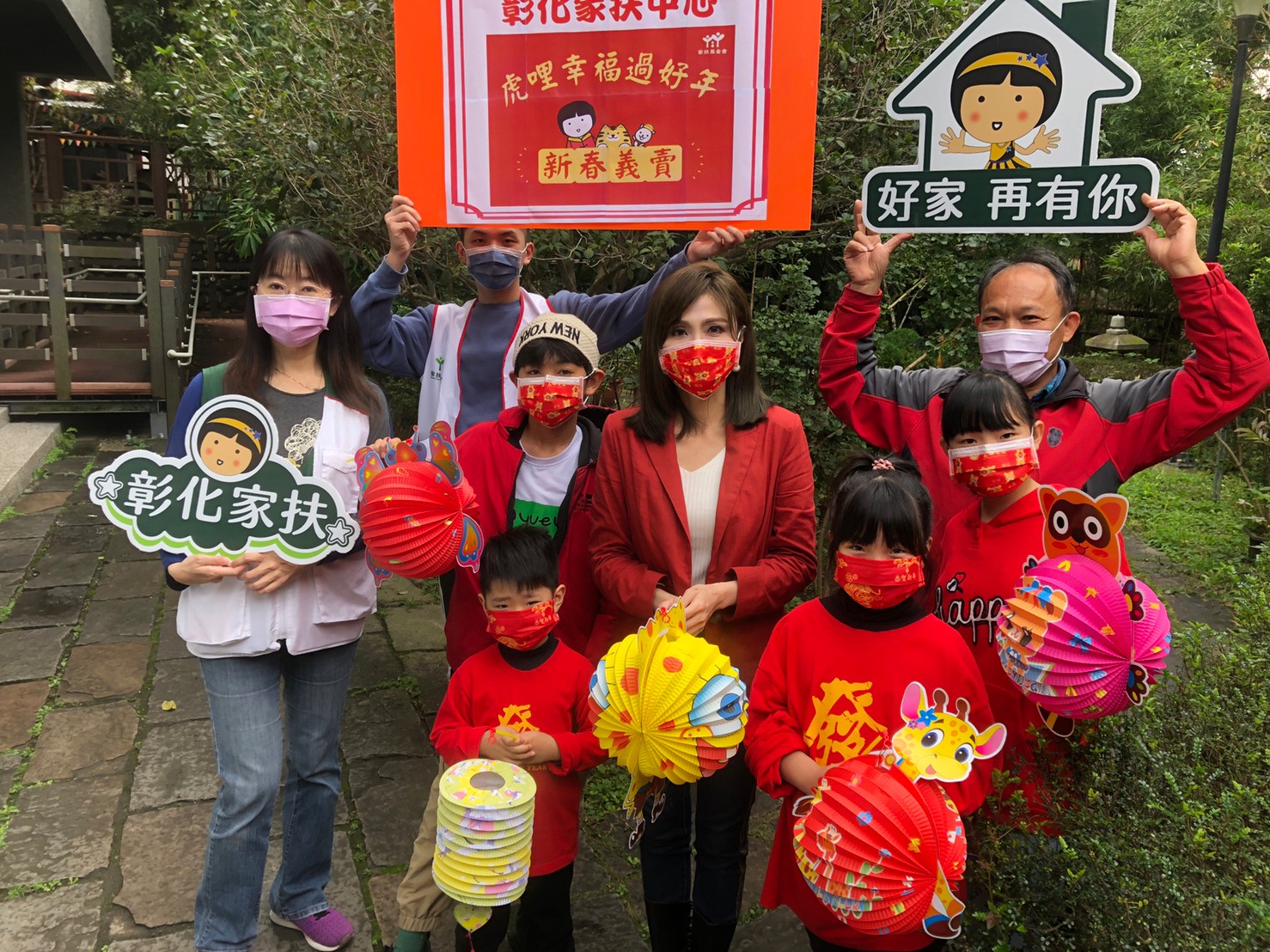影／傳愛！台語歌壇「漂亮寶貝」楊惠絜義賣家扶古早燈籠還願 - https://www.watchmedia01.com