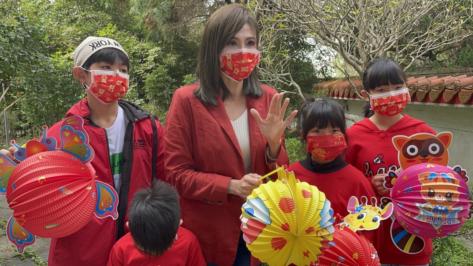 影／傳愛！台語歌壇「漂亮寶貝」楊惠絜義賣家扶古早燈籠還願 - https://www.watchmedia01.com