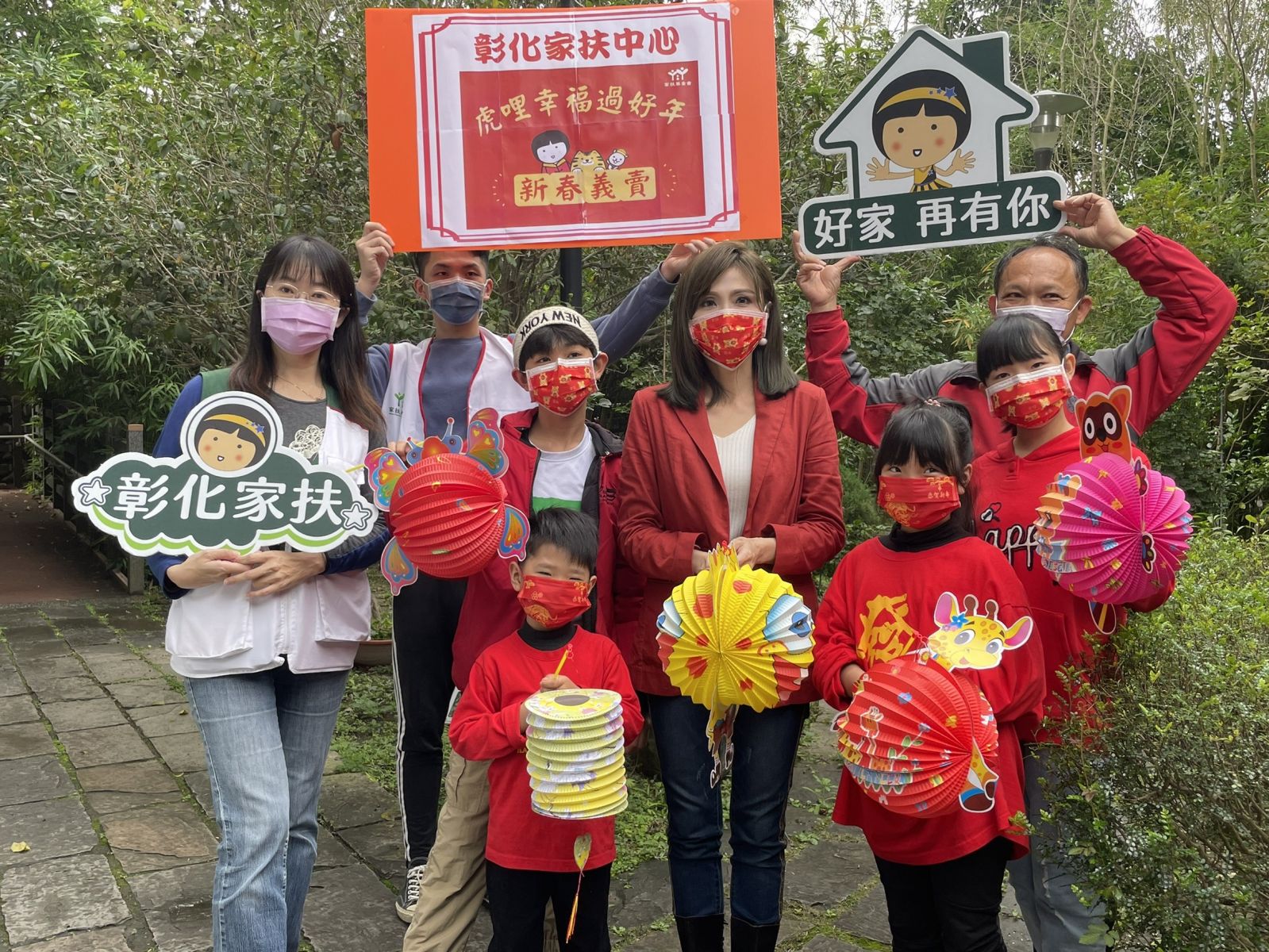 影／傳愛！台語歌壇「漂亮寶貝」楊惠絜義賣家扶古早燈籠還願 - https://www.watchmedia01.com