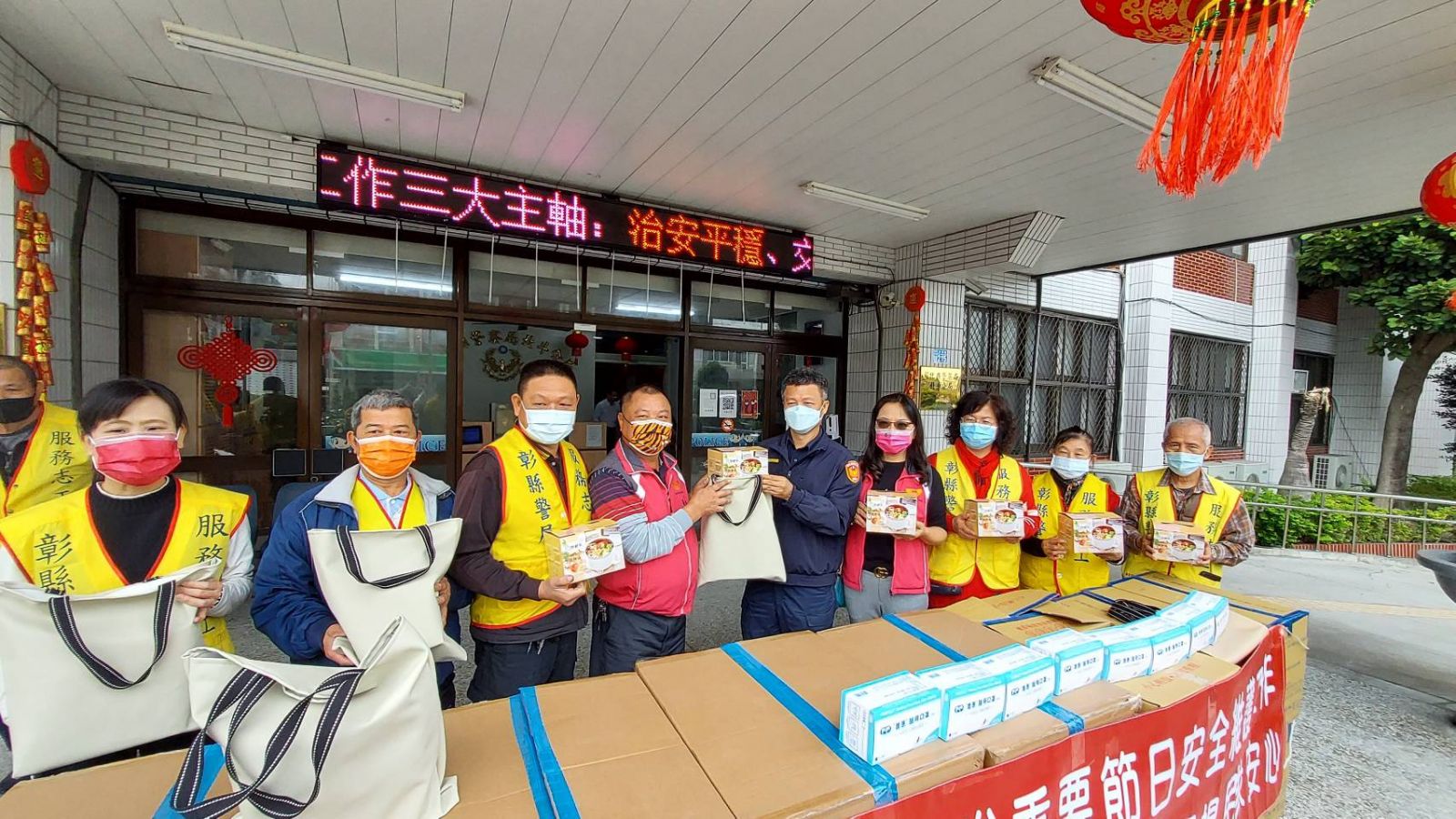 影／給波麗士大人加油　黃旗旺19年不間斷　歲末年終送溫暖 - https://www.watchmedia01.com