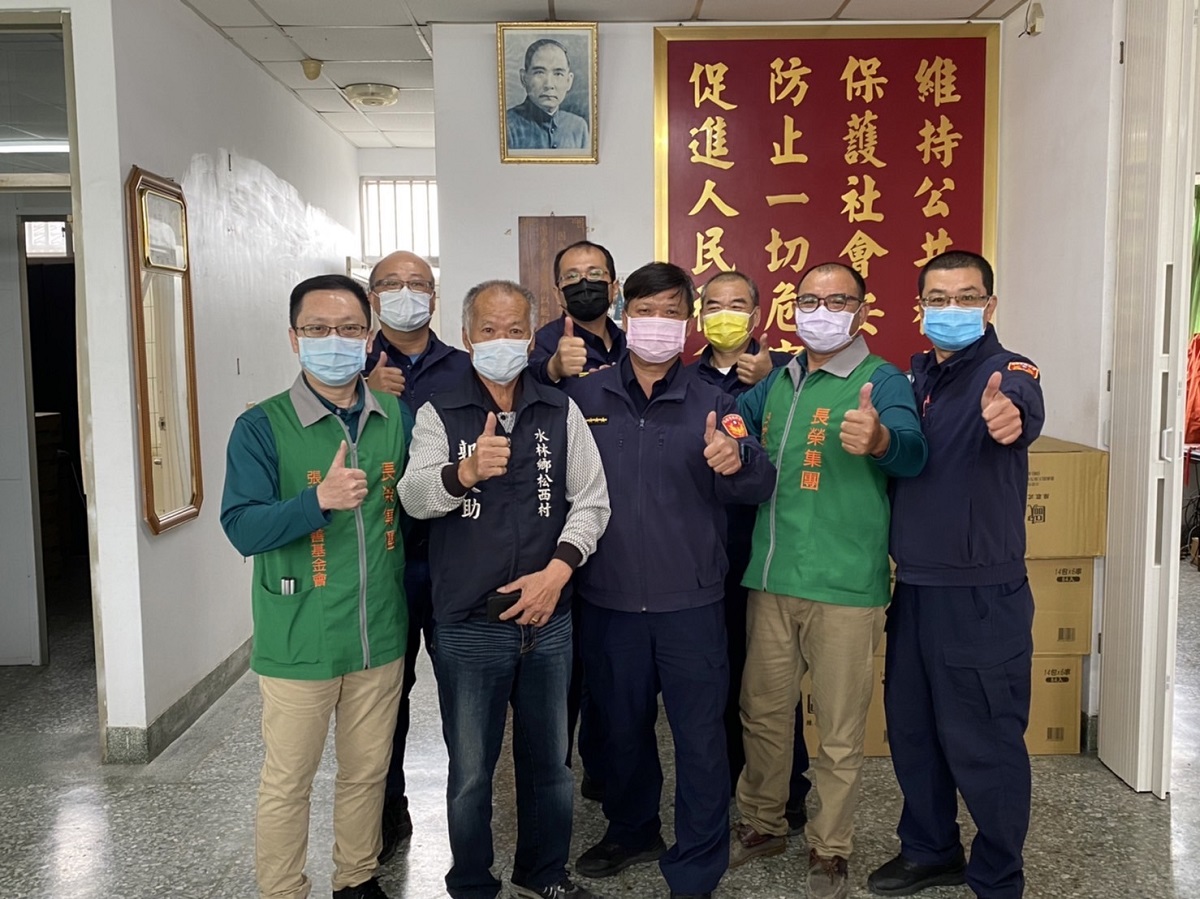 歲末送暖 張榮發慈善會、北港警陪獨老圍爐 - https://www.watchmedia01.com