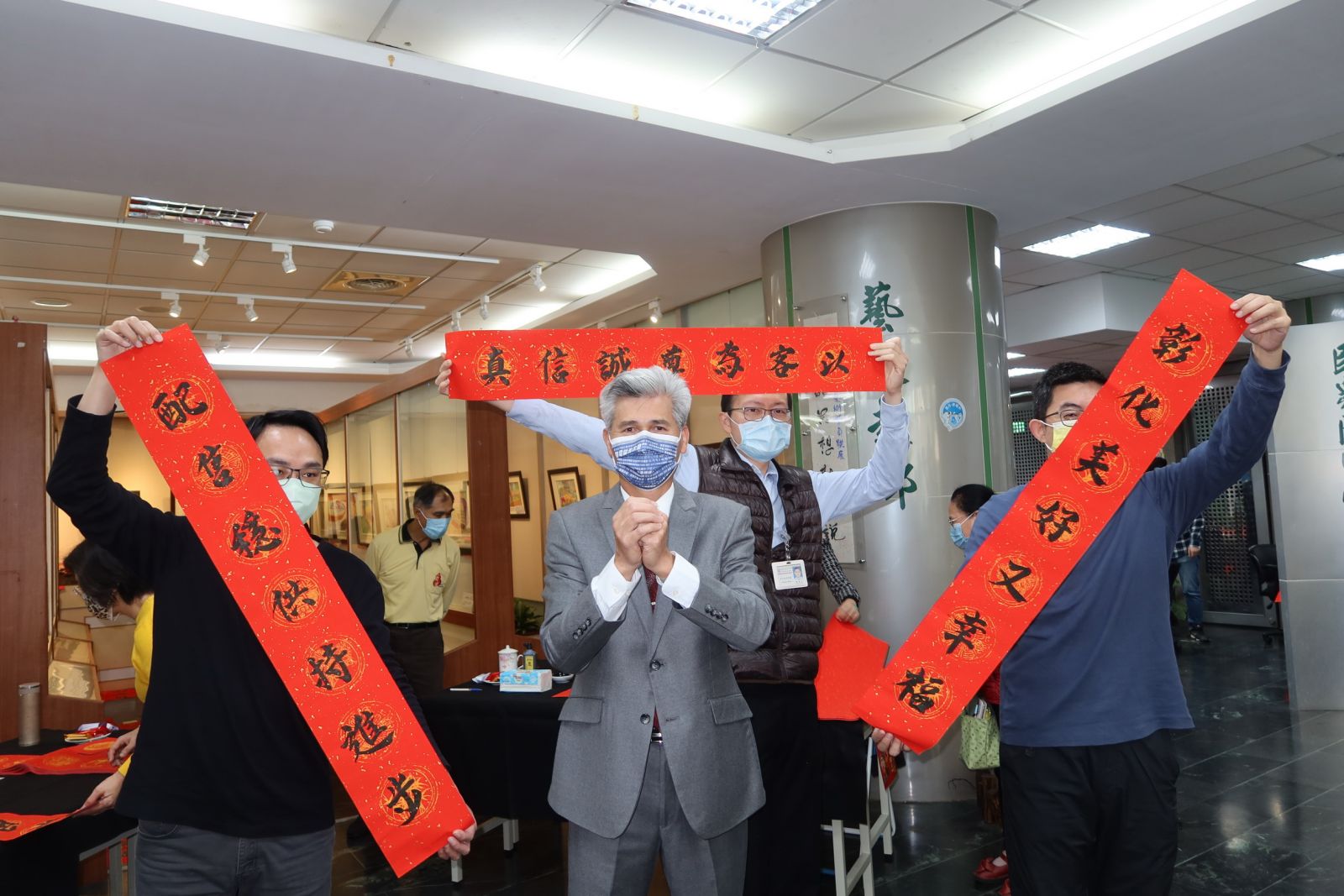 影／福虎生豐過好年　台電彰化區處邀名家揮毫贈春聯 - https://www.watchmedia01.com
