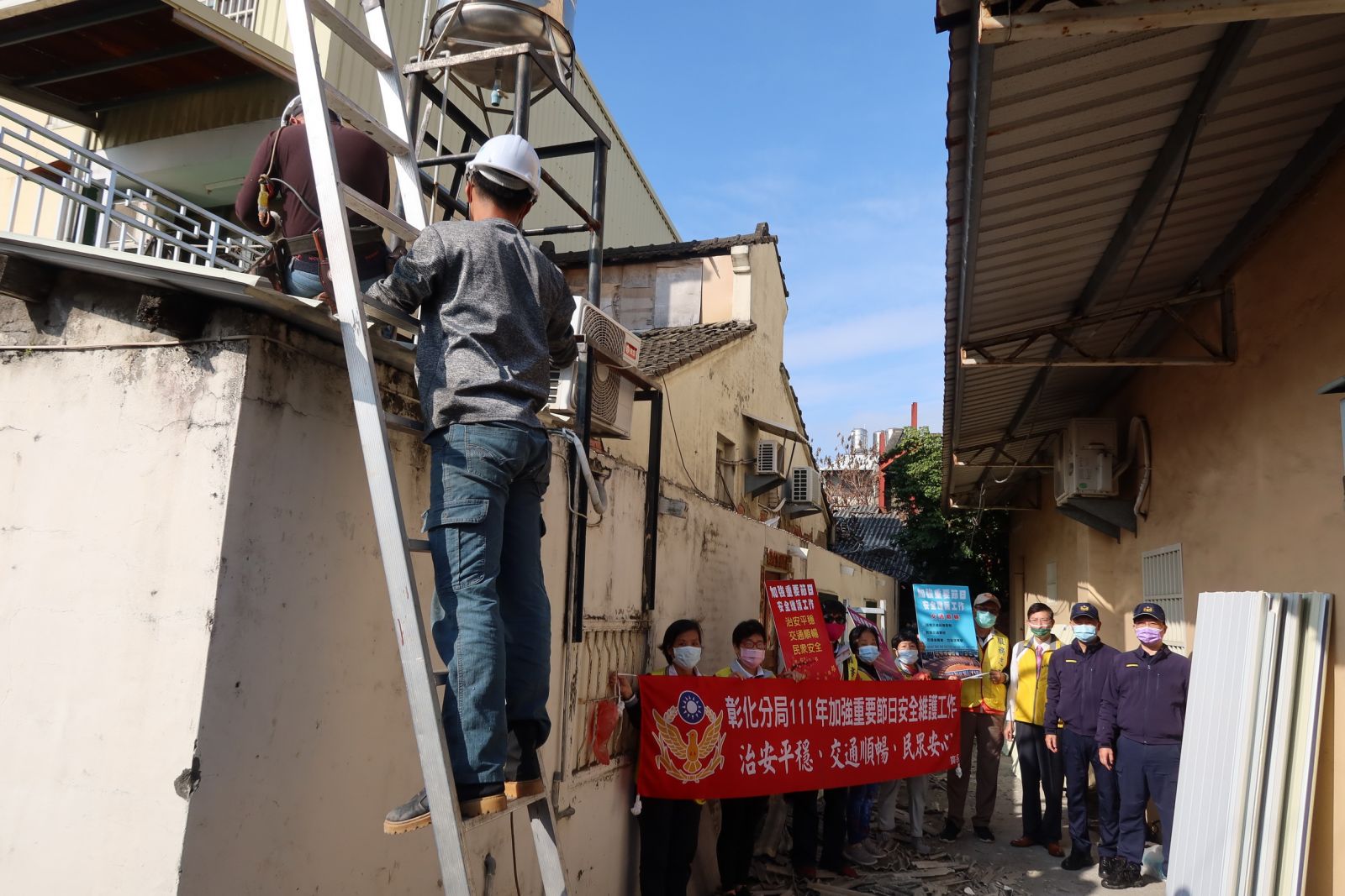 影／管區ㄟ牽線修補避風港　警察志工中隊為弱勢家庭老屋微改造 - https://www.watchmedia01.com