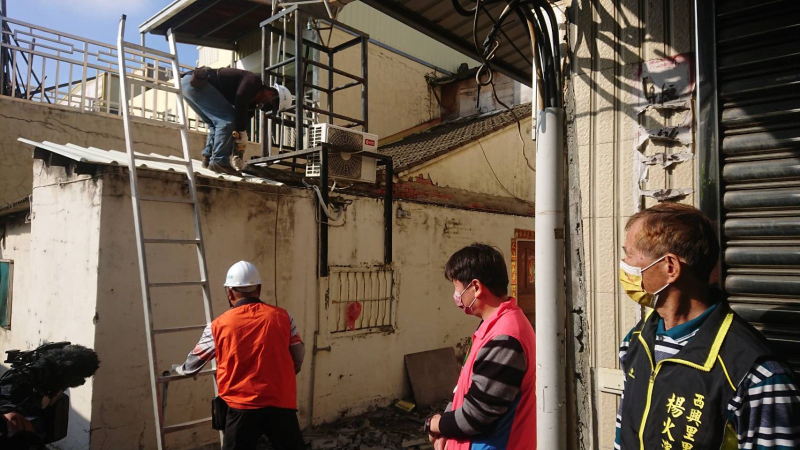 影／管區ㄟ牽線修補避風港　警察志工中隊為弱勢家庭老屋微改造 - https://www.watchmedia01.com