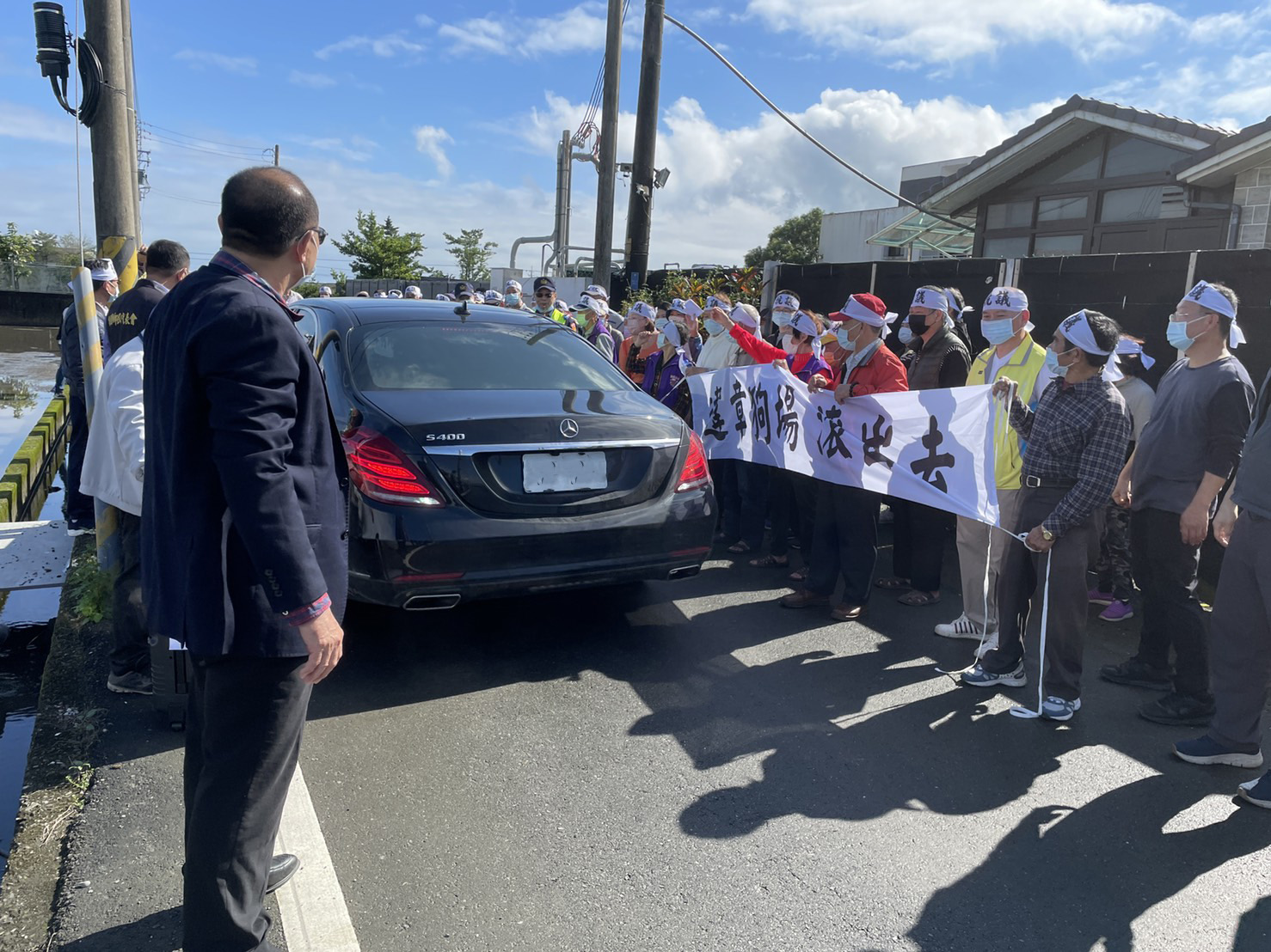 居民抗議狗場吵雜汙染環境 屋主開賓士車穿越現場險釀衝突 - https://www.watchmedia01.com