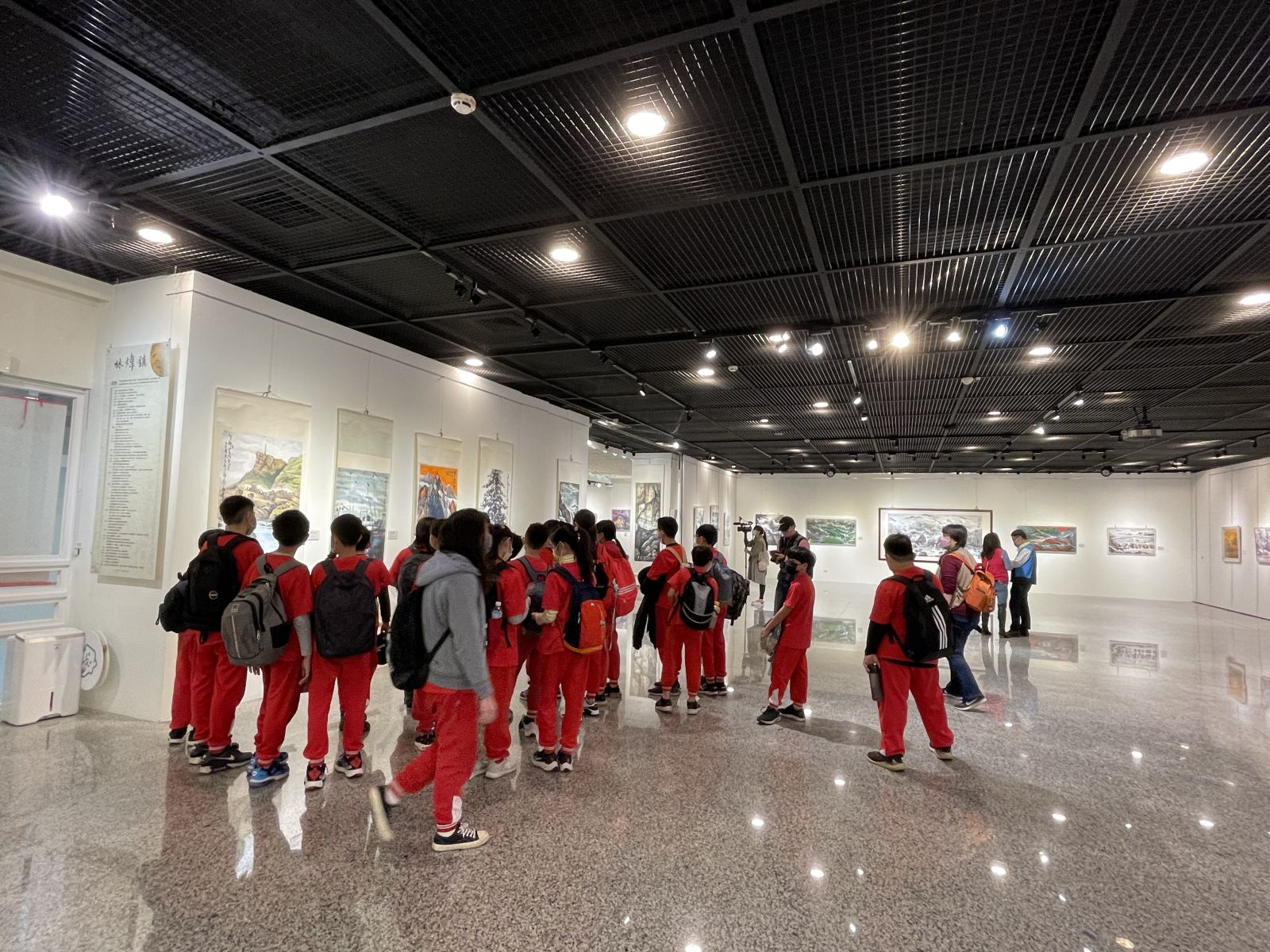 影／春節走春賞畫「趣」！林煒鎮水墨畫展—傳統與現代的對話 - https://www.watchmedia01.com