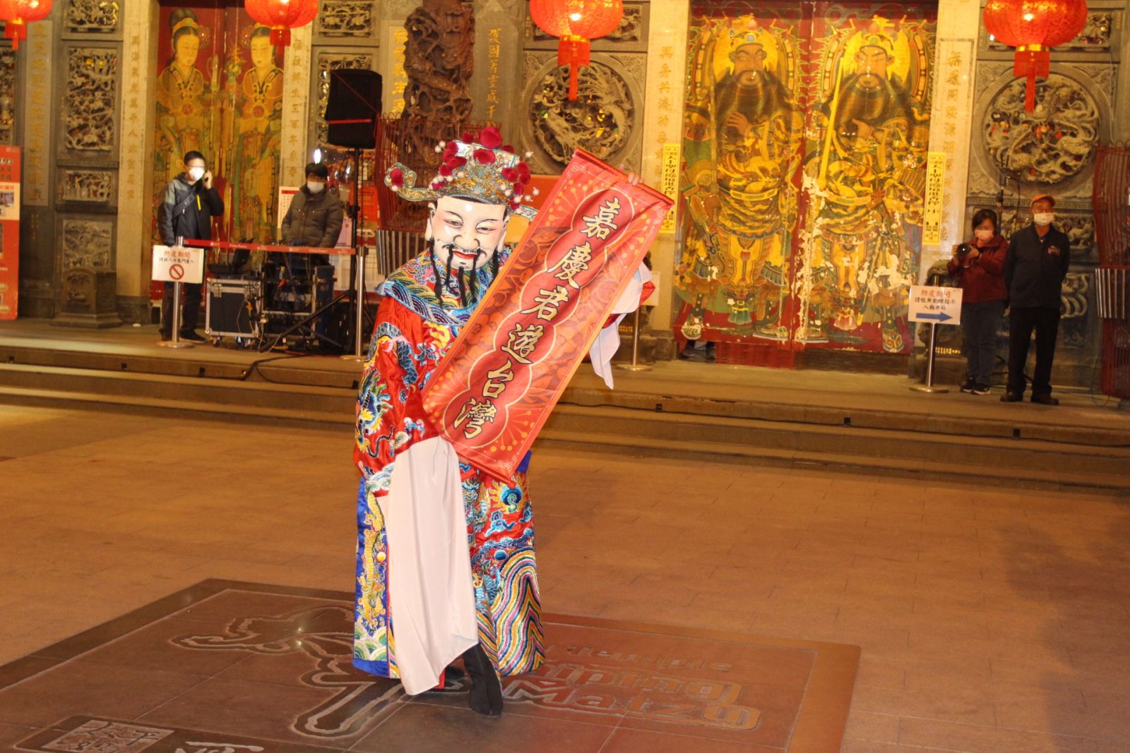 福興宮萬人戴口罩領紅包 陳亞蘭歌仔戲跳加冠送春聯 - https://www.watchmedia01.com