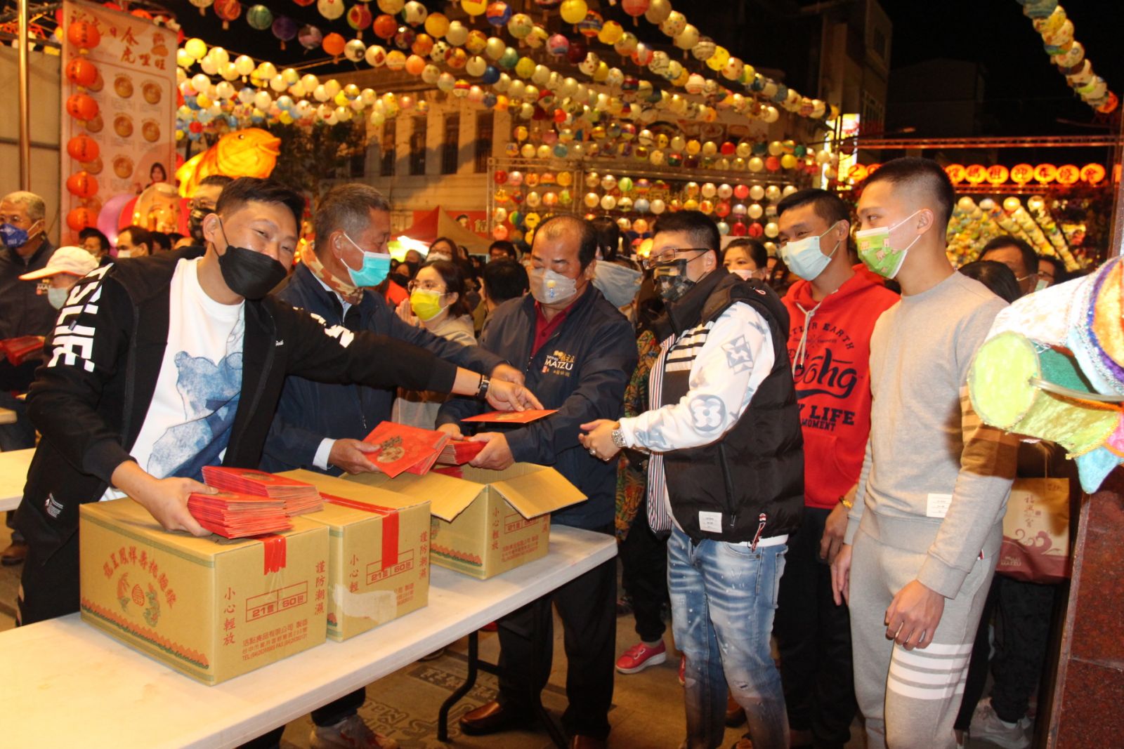 福興宮萬人戴口罩領紅包 陳亞蘭歌仔戲跳加冠送春聯 - https://www.watchmedia01.com
