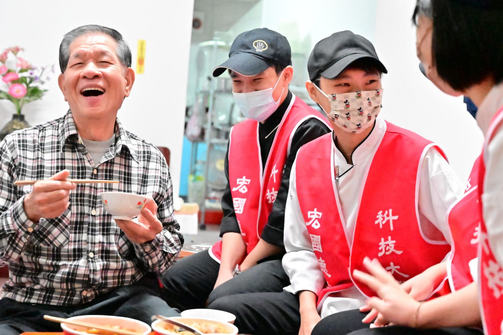 宏國德霖餐旅學院組志工團 烹煮送餐關懷獨居弱勢老人 - https://www.watchmedia01.com