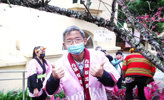 對櫻彈琴好言好語稱讚櫻花 九族櫻花祭開始了 - https://www.watchmedia01.com