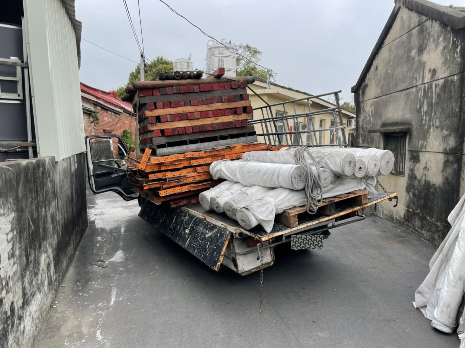 影／超級恐怖！移動式比薩斜塔　伸港鄉美港公路貨車70度歪斜前進 - https://www.watchmedia01.com