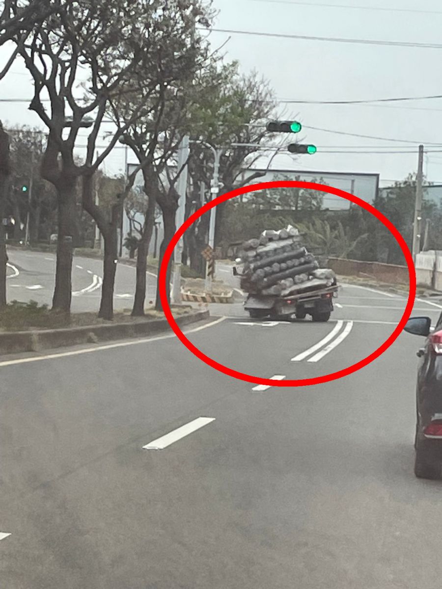 影／超級恐怖！移動式比薩斜塔　伸港鄉美港公路貨車70度歪斜前進 - https://www.watchmedia01.com