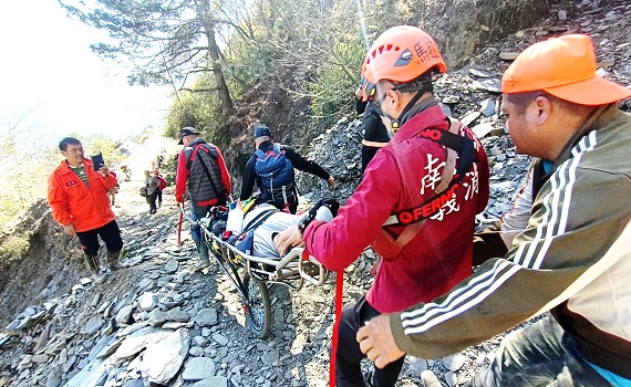 丹大林道18k處1人摔落邊坡受傷 - https://www.watchmedia01.com