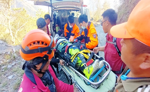 丹大林道18k處1人摔落邊坡受傷 - https://www.watchmedia01.com