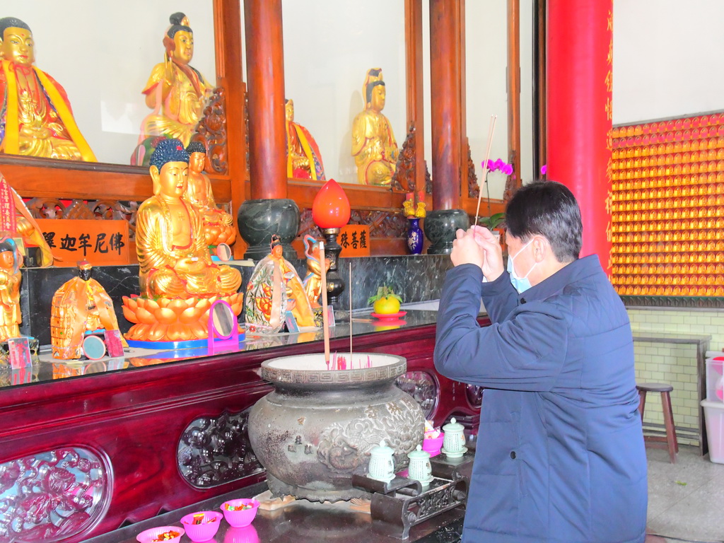 開學日先敬香參拜神明房東 明湖國小感恩的心代代相傳 - https://www.watchmedia01.com