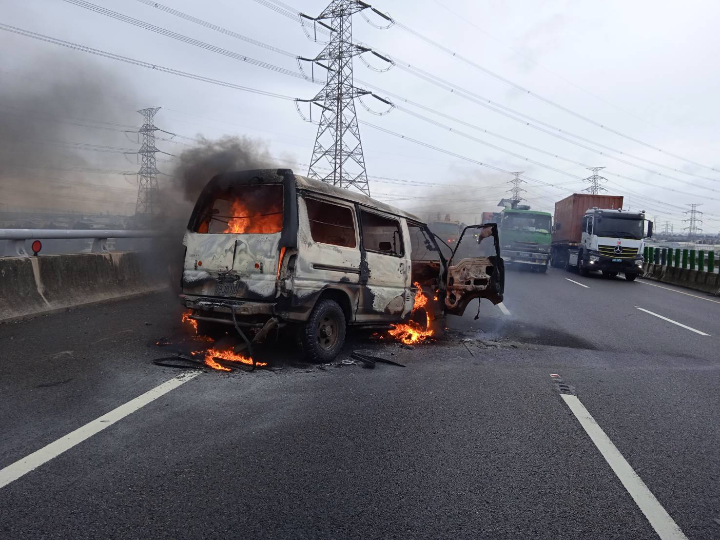 影／好險！廂型車國道3號彰化路段火燒車祖孫3人逃過一劫 - https://www.watchmedia01.com