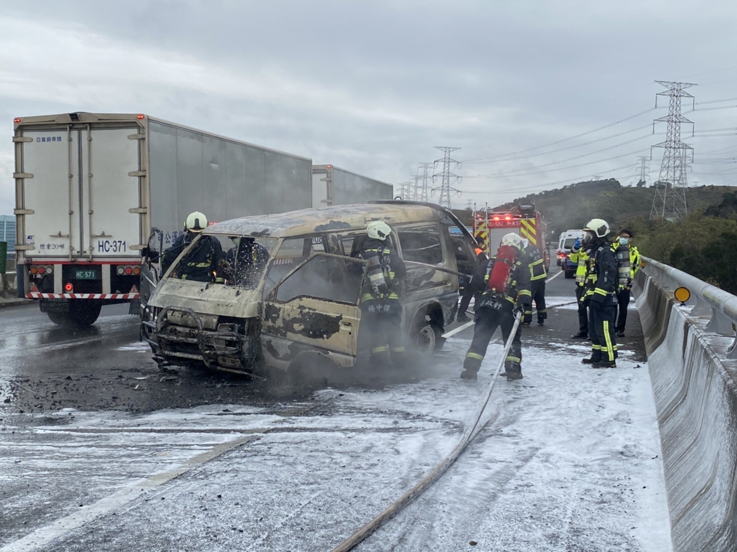 影／好險！廂型車國道3號彰化路段火燒車祖孫3人逃過一劫 - https://www.watchmedia01.com