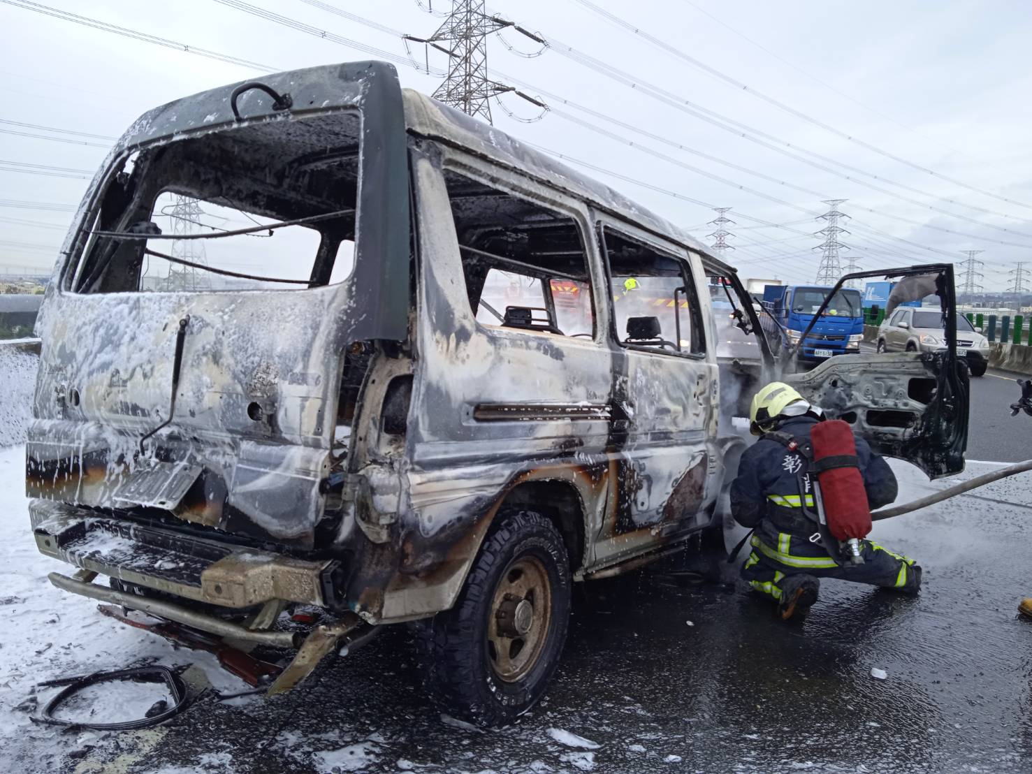 影／好險！廂型車國道3號彰化路段火燒車祖孫3人逃過一劫 - https://www.watchmedia01.com