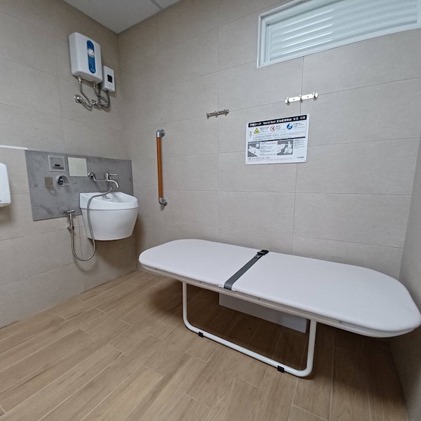 嘉市首座多功能廁所　友善通用設計如廁更有尊嚴 - https://www.watchmedia01.com