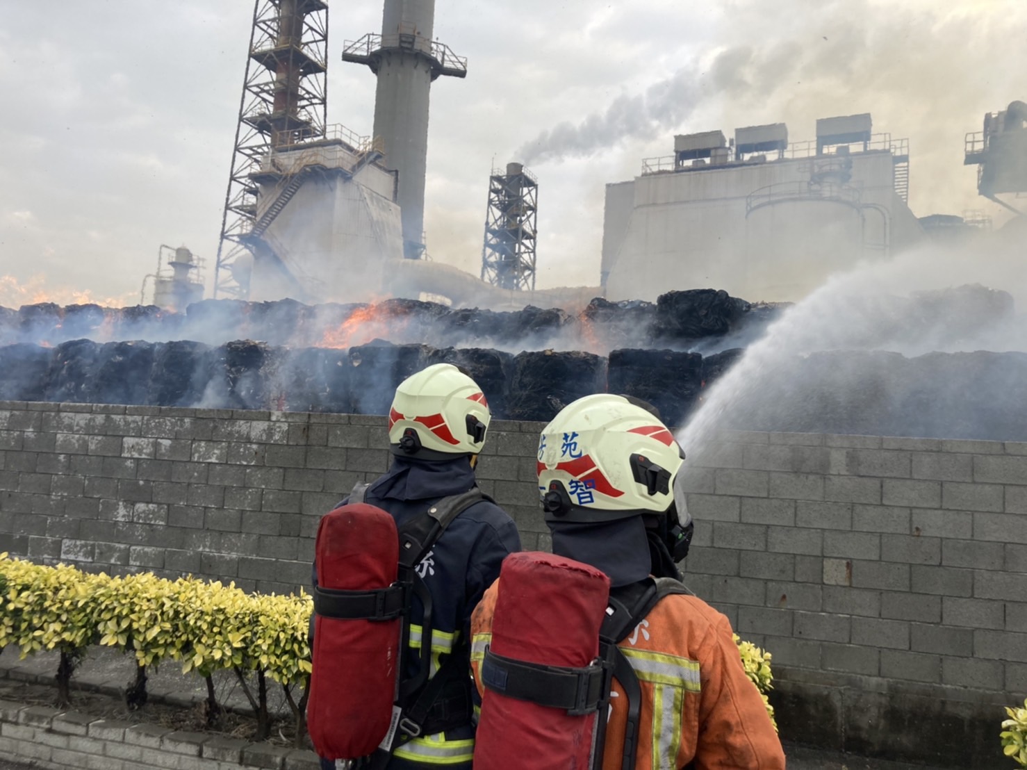 影／上市公司榮成紙業二林廠火警　大型怪手不斷翻動廠房外紙磚堆 - https://www.watchmedia01.com