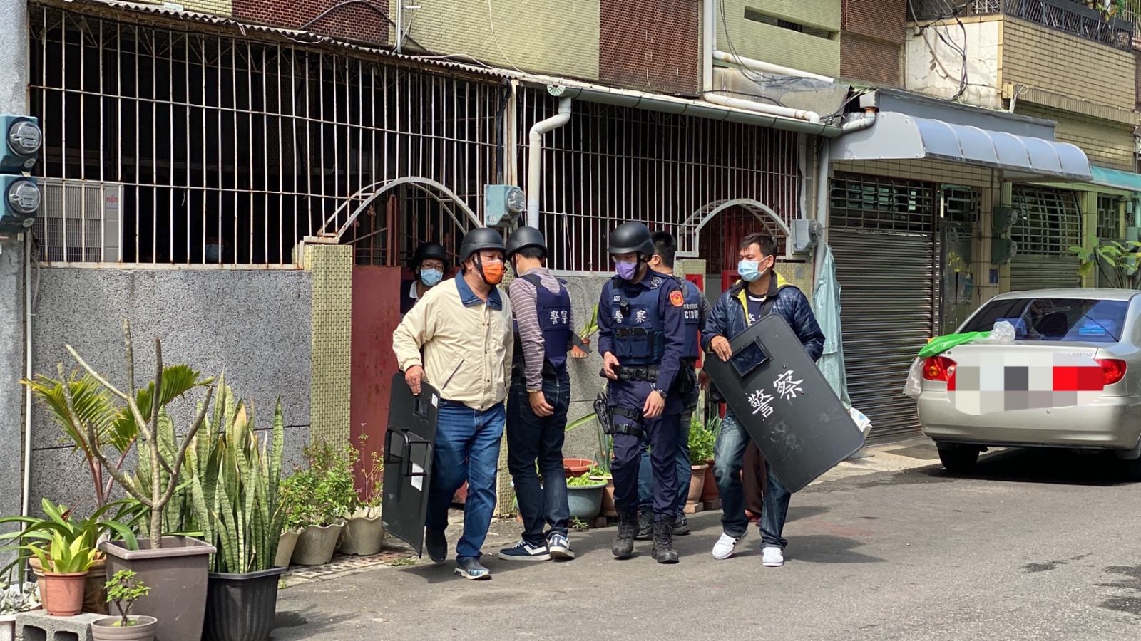 台南槍毒犯揚言舉槍自戕 警趁不備壓制逮人 - https://www.watchmedia01.com
