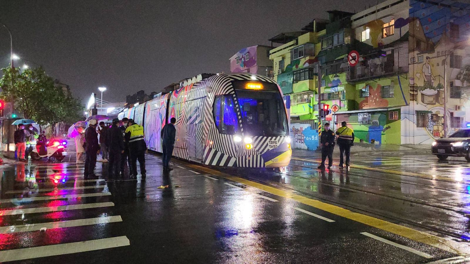 （有影片）／高雄輕軌遭惡闖擦撞致列車「停駛」　警方積極循線追查 - https://www.watchmedia01.com