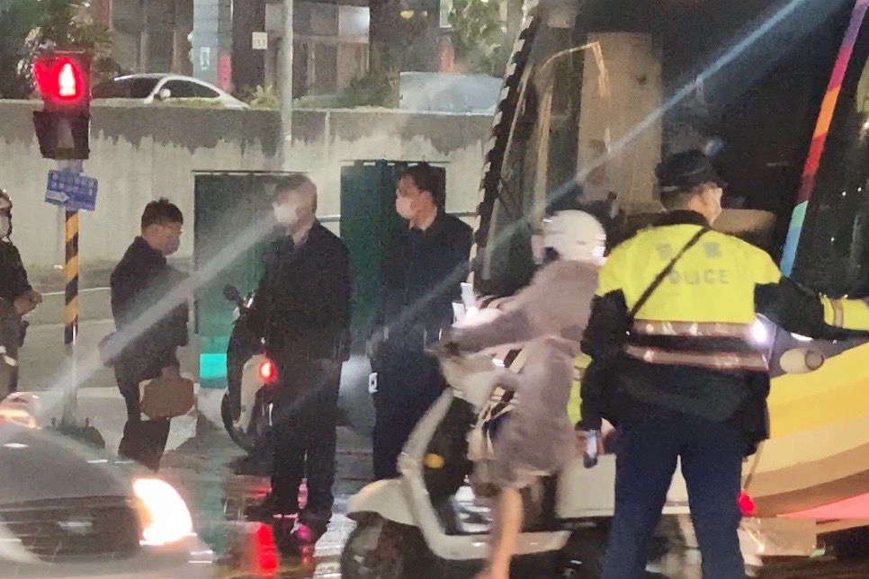 （有影片）／高雄輕軌遭惡闖擦撞致列車「停駛」　警方積極循線追查 - https://www.watchmedia01.com