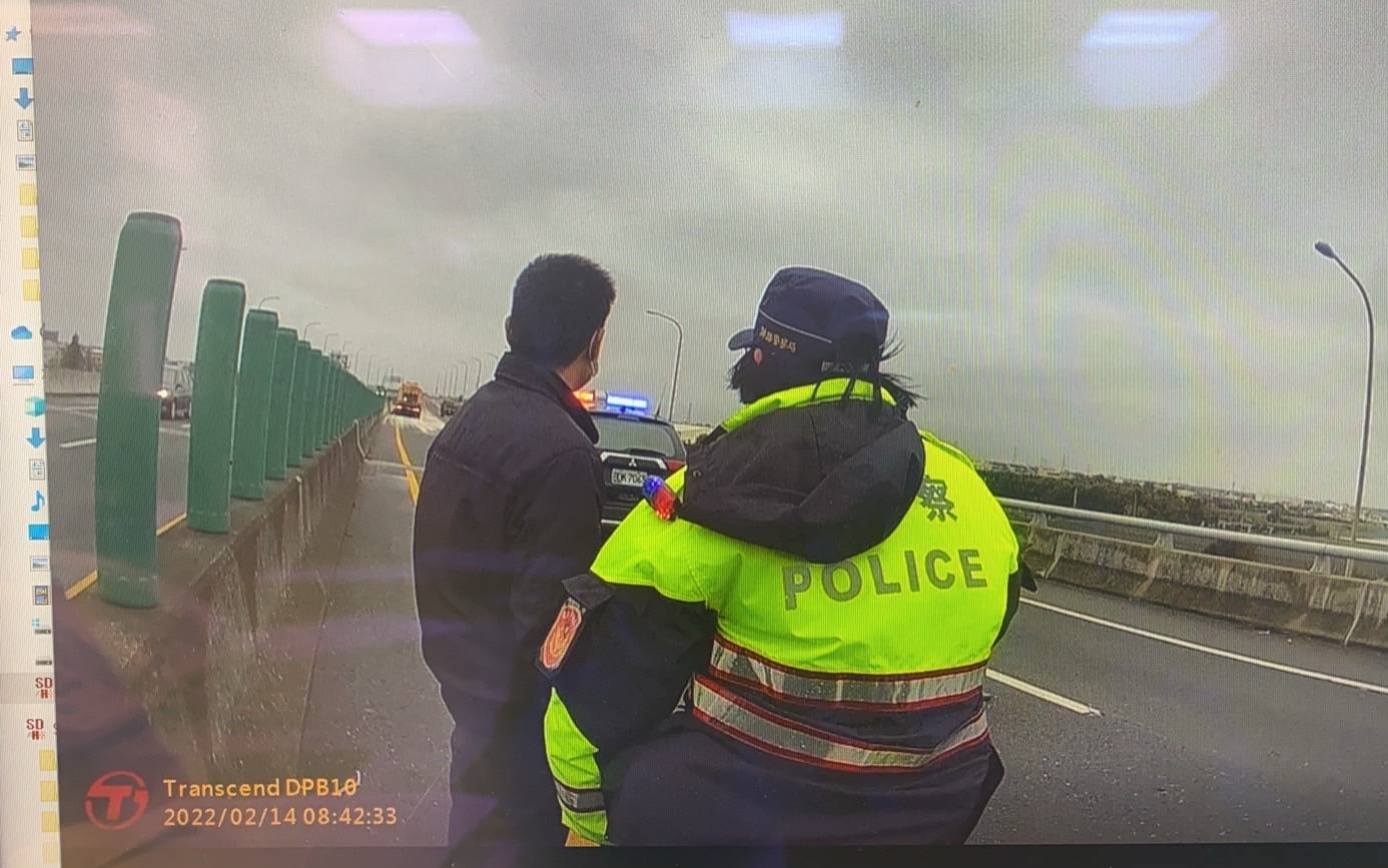 臺61快速道豆腐渣散落滿地　臺西警不畏酷寒速排除傳佳話 - https://www.watchmedia01.com