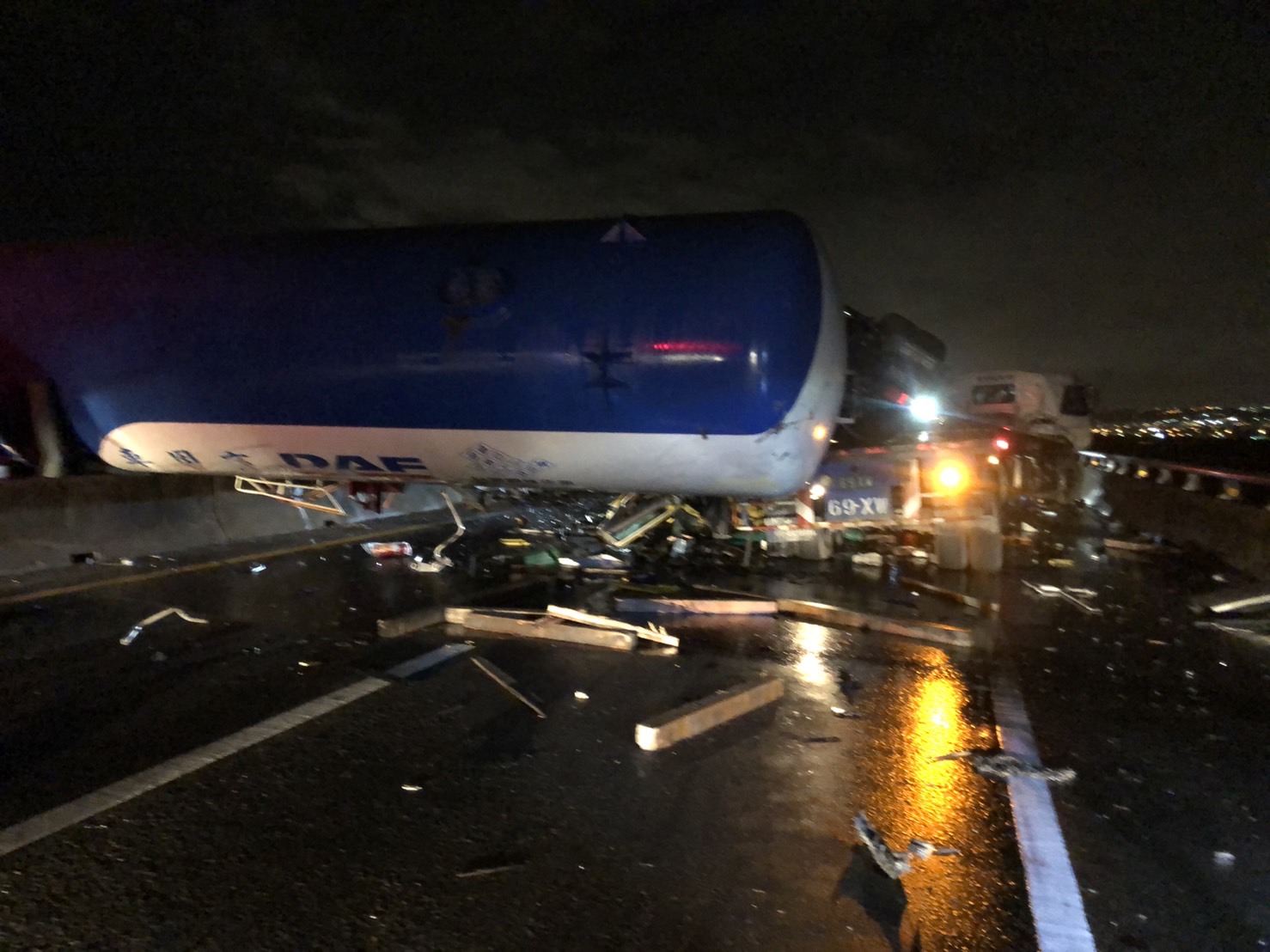 路面濕滑　西濱彰化伸港段槽車與板車碰撞翻覆 - https://www.watchmedia01.com