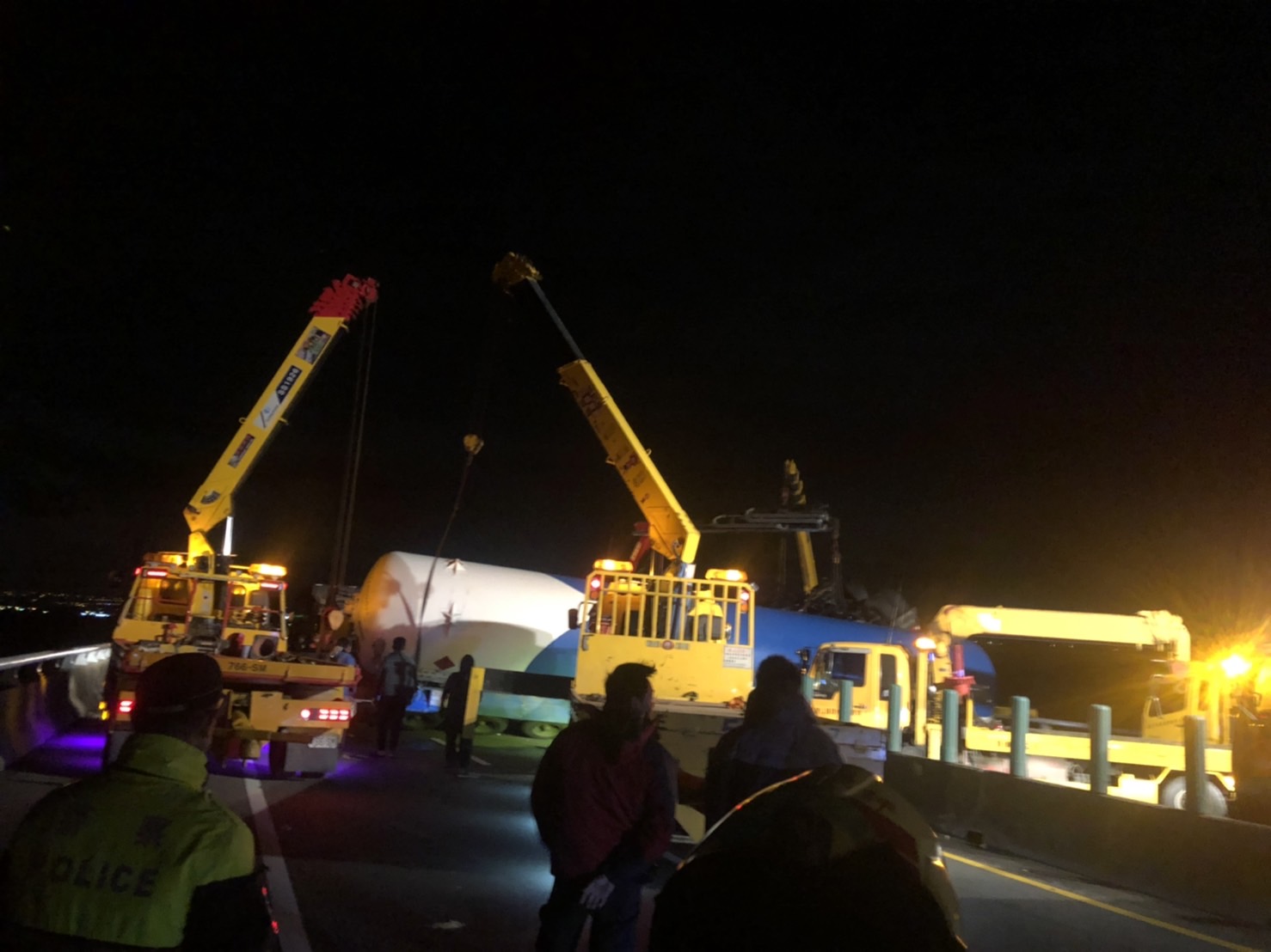 路面濕滑　西濱彰化伸港段槽車與板車碰撞翻覆 - https://www.watchmedia01.com