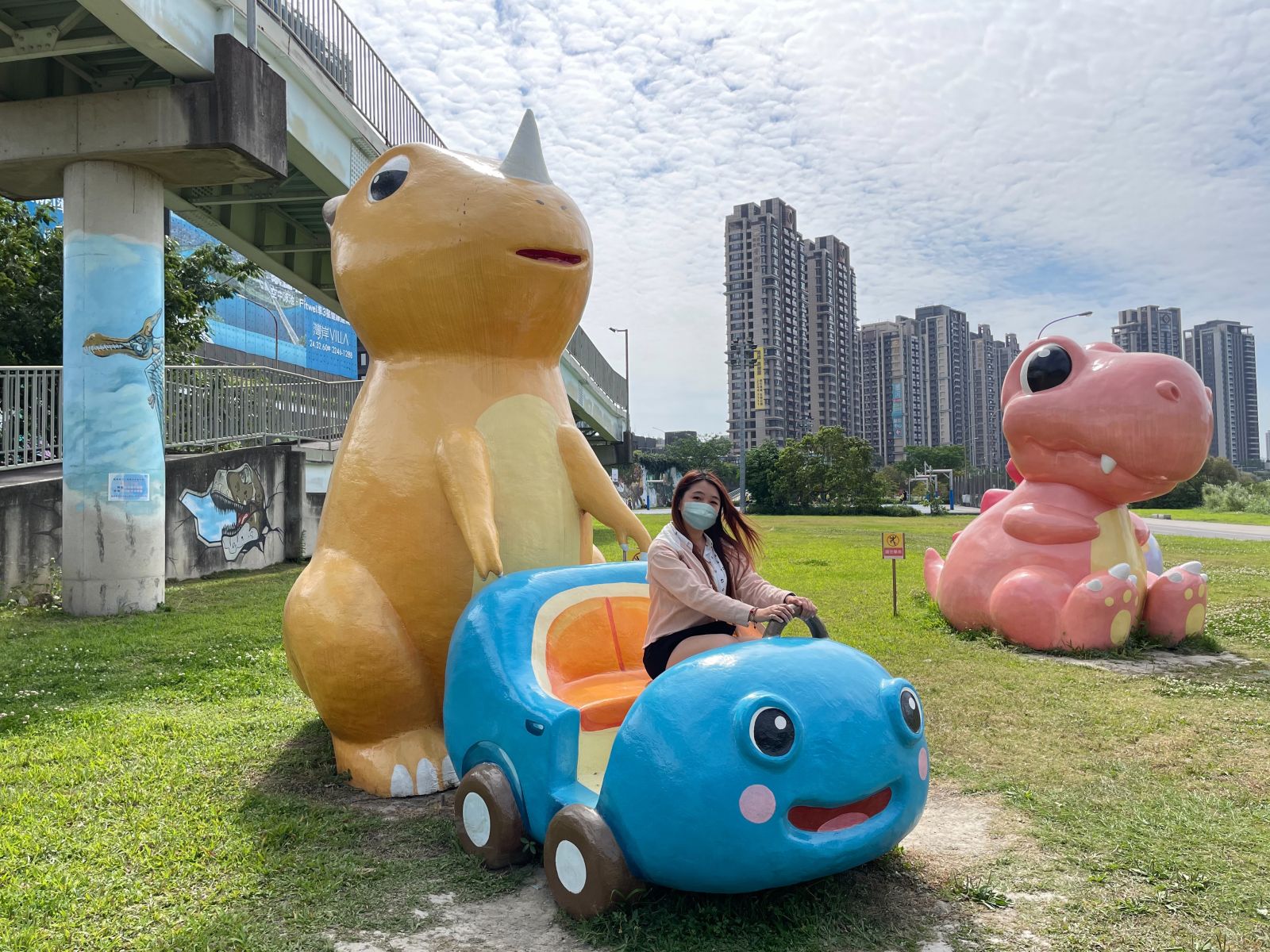 拍照新亮點！摩登原始石頭車勇闖新北「恐龍園區」 - https://www.watchmedia01.com