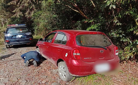 車輪駛入山溝動彈不得 警方繩索協助脫困 - https://www.watchmedia01.com