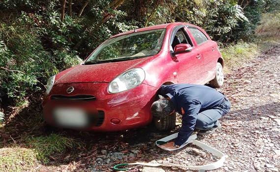 車輪駛入山溝動彈不得 警方繩索協助脫困 - https://www.watchmedia01.com