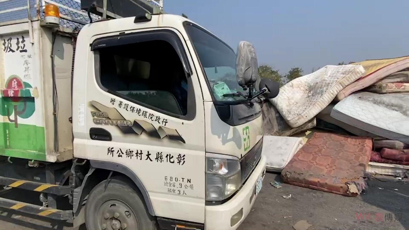 影／大村鄉公所清潔隊員載運流浪狗途中撞傷浪犬 愛媽指控蓄意 - https://www.watchmedia01.com