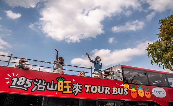 乘雙層巴士遊屏東 沿山185逛農夫市集看鳳梨彩帽田 - https://www.watchmedia01.com