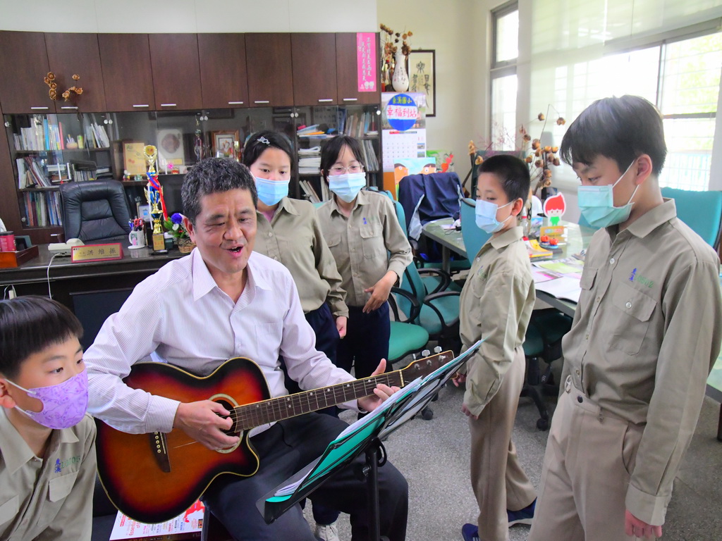溪湖鎮東溪國小吉他社團校長親自指導 洪維振不藏私盡授真傳 - https://www.watchmedia01.com