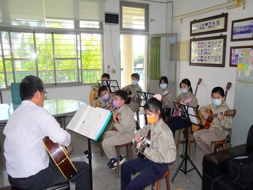 溪湖鎮東溪國小吉他社團校長親自指導 洪維振不藏私盡授真傳 - https://www.watchmedia01.com