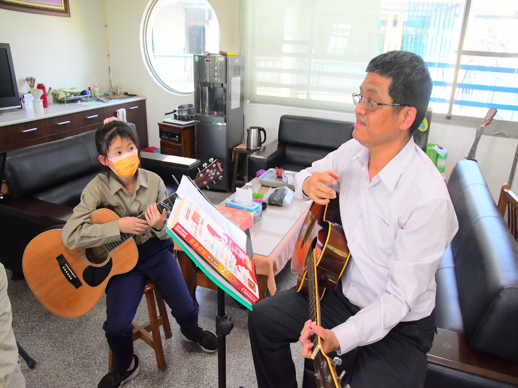 溪湖鎮東溪國小吉他社團校長親自指導 洪維振不藏私盡授真傳 - https://www.watchmedia01.com