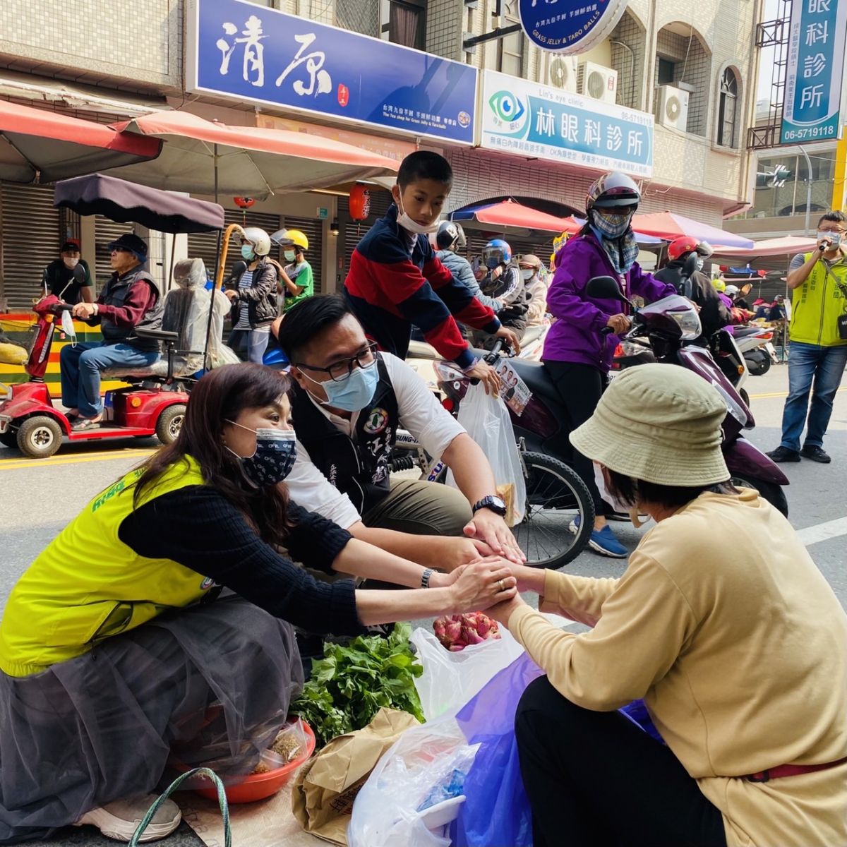 力挺黨內新生代 林宜瑾透早陪「他」市場拜票 - https://www.watchmedia01.com