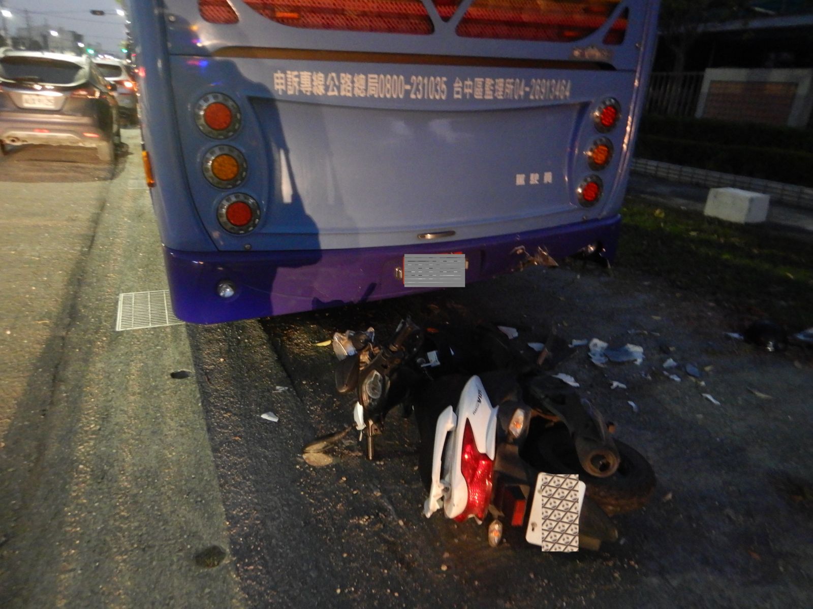 影／詭異車禍！機車經過空曠4線道騎士直衝路邊遊覽車　車毀人斷魂 - https://www.watchmedia01.com