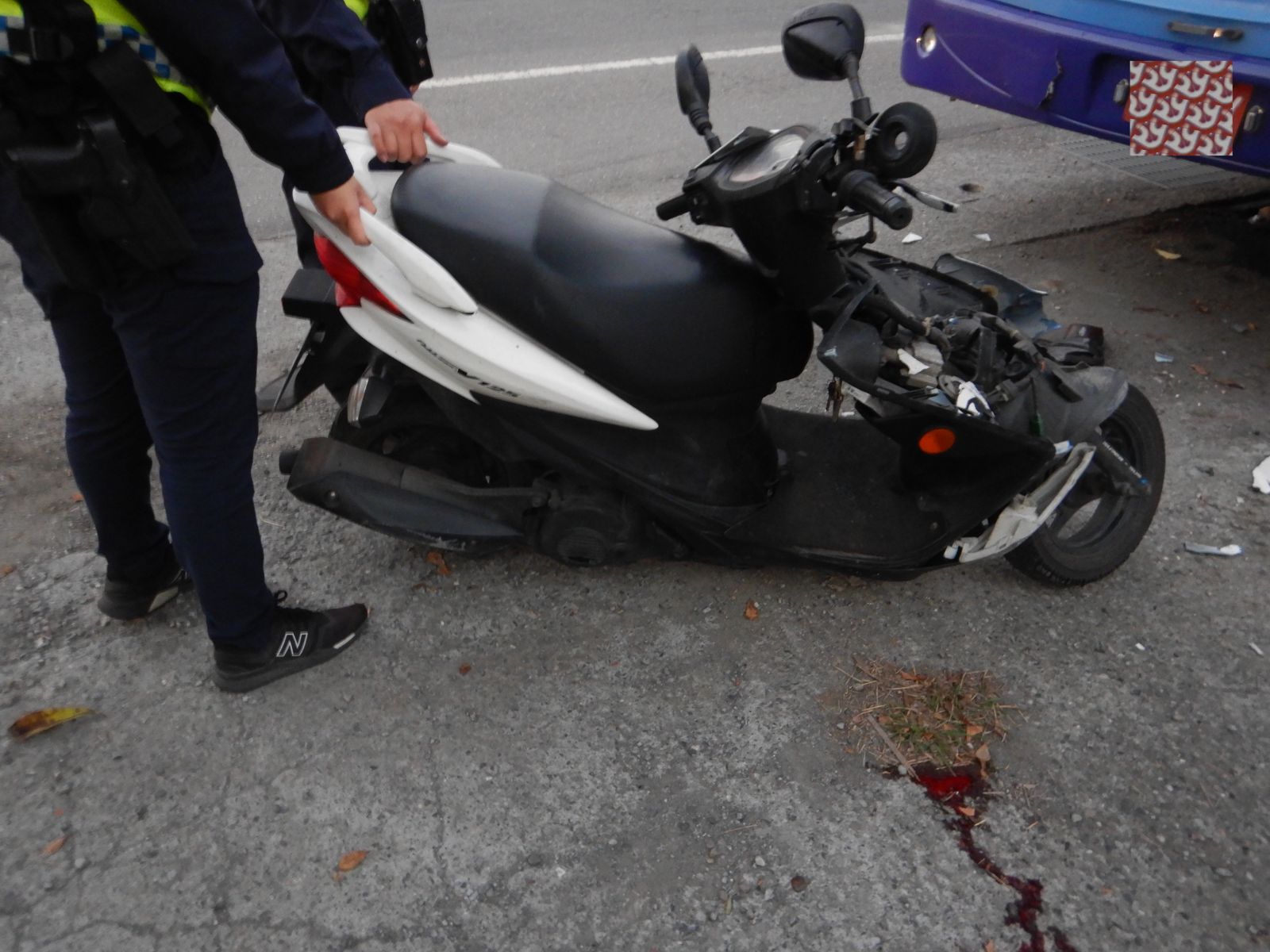 影／詭異車禍！機車經過空曠4線道騎士直衝路邊遊覽車　車毀人斷魂 - https://www.watchmedia01.com