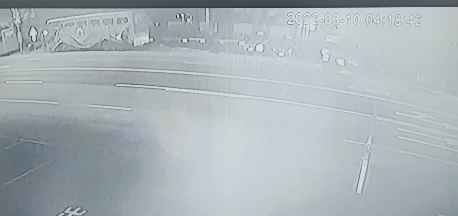 影／詭異車禍！機車經過空曠4線道騎士直衝路邊遊覽車　車毀人斷魂 - https://www.watchmedia01.com