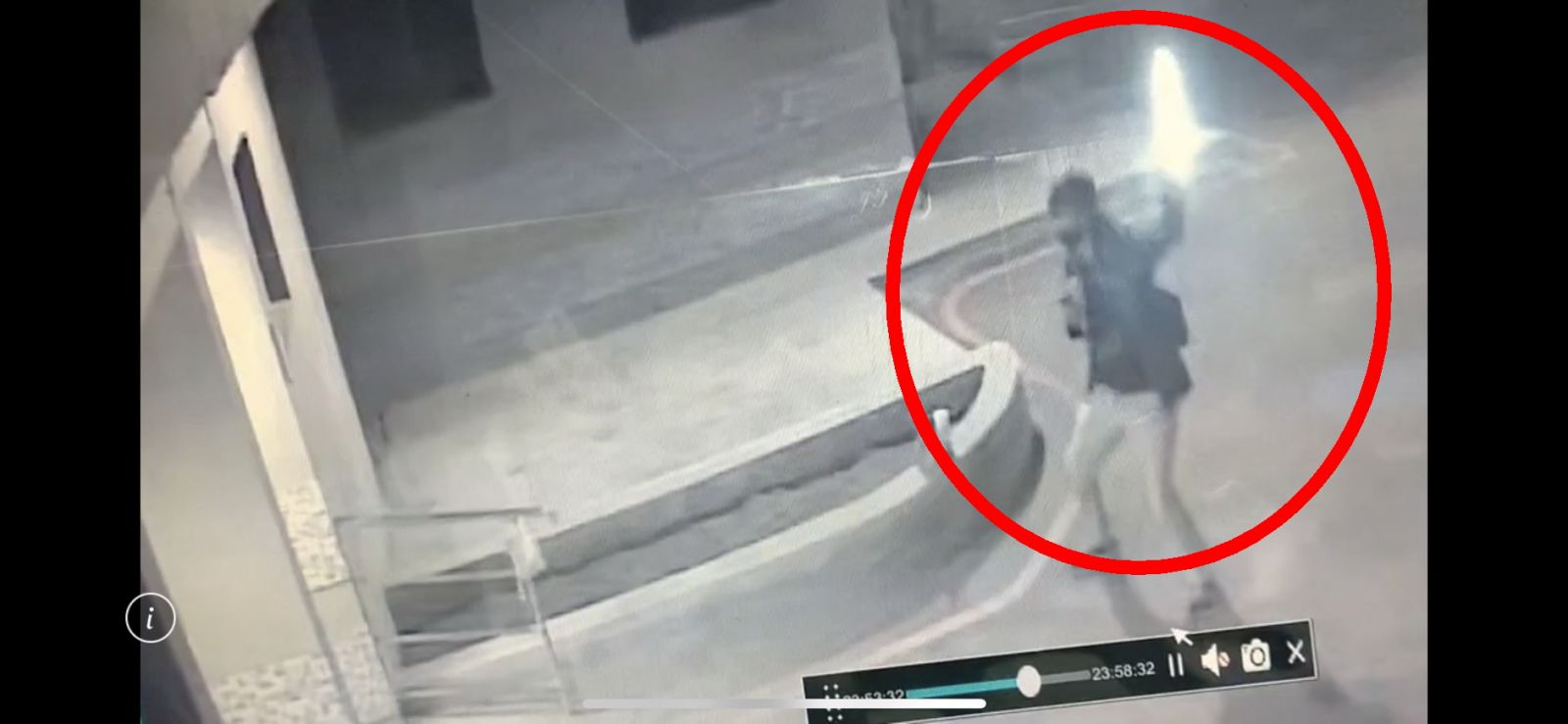 影／光怪男！花壇火車站女廁前起乩般揮舞光劍自嗨 - https://www.watchmedia01.com