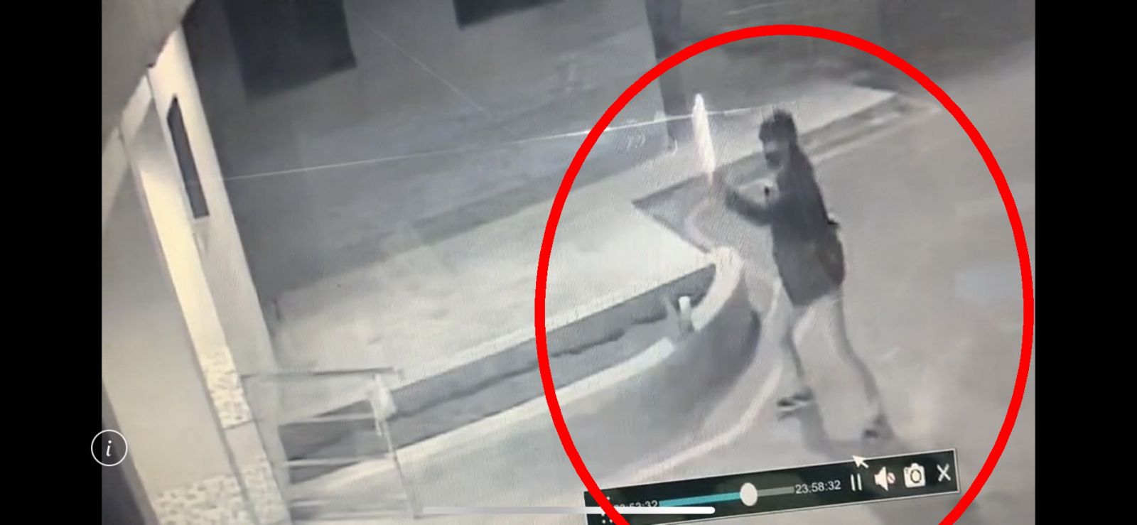 影／光怪男！花壇火車站女廁前起乩般揮舞光劍自嗨 - https://www.watchmedia01.com