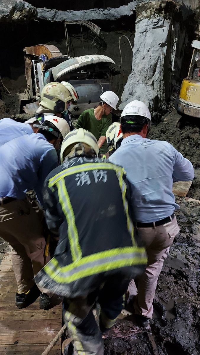 彰基醫療大樓工程擋土牆坍崩壓死挖土機工人　王惠美慰問罹難者家屬 - https://www.watchmedia01.com