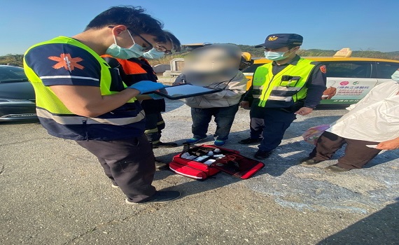 8旬翁掃墓不慎跌倒 計程車司機報警助脫困 - https://www.watchmedia01.com