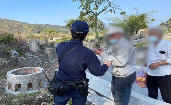 8旬翁掃墓不慎跌倒 計程車司機報警助脫困 - https://www.watchmedia01.com