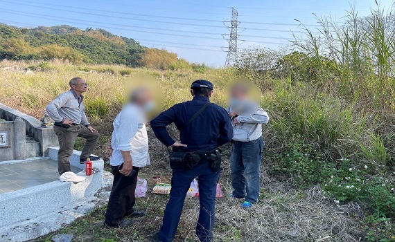 8旬翁掃墓不慎跌倒 計程車司機報警助脫困 - https://www.watchmedia01.com