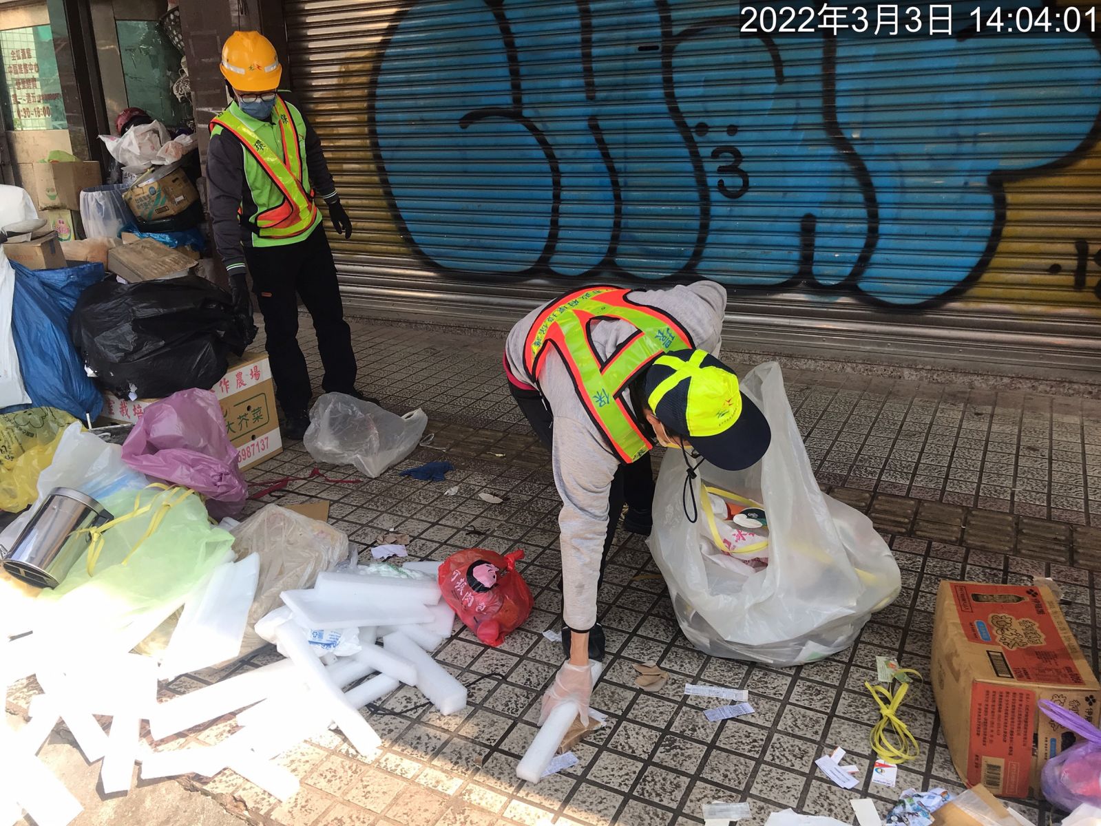 黃金店面騎樓雜物囤積 中市環保局開罰並加強清除 - https://www.watchmedia01.com